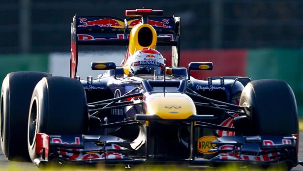 EPAepa03424405 German Formula One driver Sebastian Vettel of Red Bull Racing steers his car during the Japan Formula One Grand Prix at the Suzuka Circuit in Suzuka, western Japan, 07 October 2012. EPA/DIEGO AZUBEL Vettel Schnellster im Freien Training