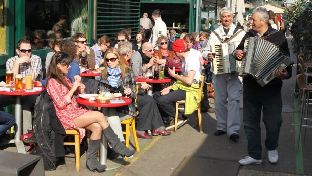 Sonnenhungrige am Naschmarkt: Der nächste Frühling kommt bestimmt.