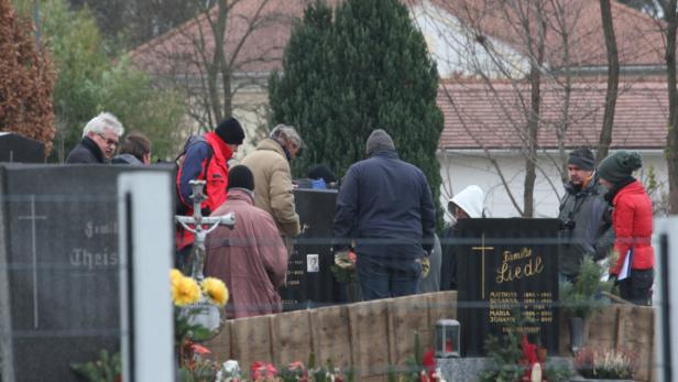 Das Grab von Josef S. wurde am Dienstag geöffnet. Mit einem Obduktionsergebnis ist nicht vor Ende Jänner oder Anfang Februar zu rechnen