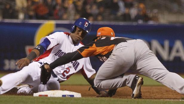 epa03630996 Netherlands third baseman Jonathan Schoop (R) puts the tag on Dominican Republic baserunner Robinson Cano to end the fifth inning of their semi-final game, during the Championship round of the World Baseball Classic at AT&amp;T Park, in San Francisco, California, USA, 18 March 2013. EPA/D. ROSS CAMERON