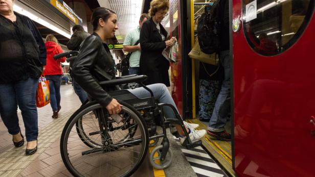 Auch in die U-Bahn habe ich es relativ problemlos geschafft - viel belastender waren hier jedoch die mitleidigen Blicke der Fahrgäste.