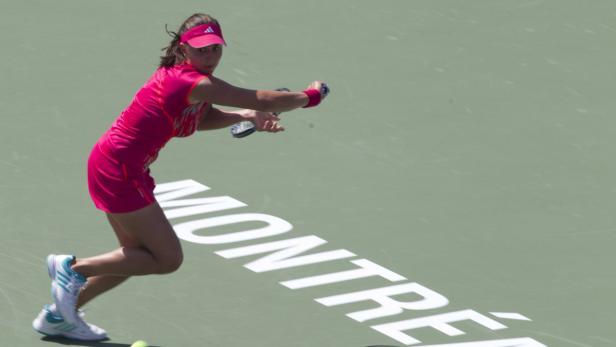 Eine Tennisspielerin in pinkfarbener Sportkleidung schlägt einen Ball in Montreal.