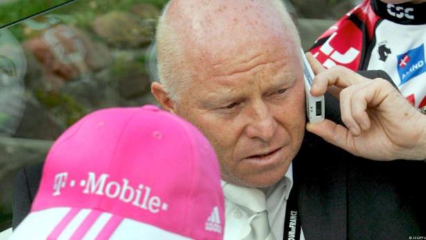 Ein Mann telefoniert mit einem älteren Mobiltelefon.