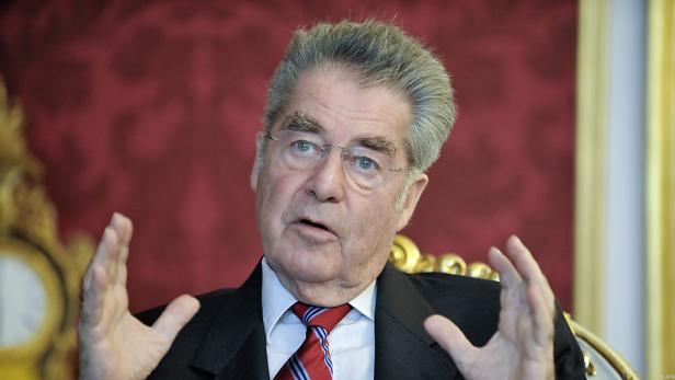 Heinz Fischer gestikuliert während einer Rede.