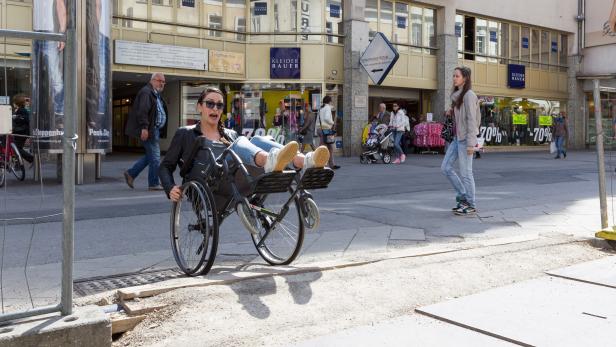 Als Rollstuhlfahrer können kleine bauliche Hindernisse unüberwindbar sein - oder sogar sehr gefährlich.