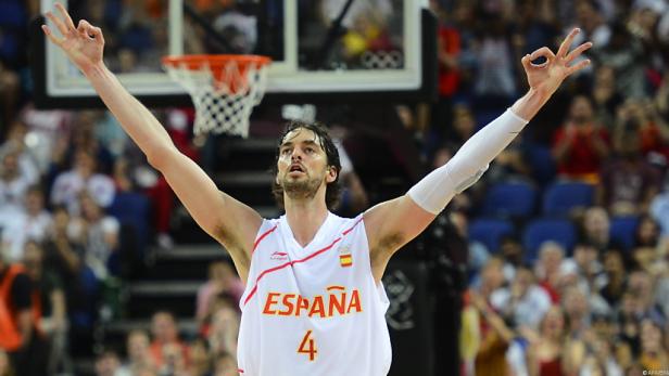 Pau Gasol feiert mit erhobenen Armen und Handgesten auf dem Basketballfeld.