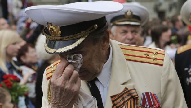 Ein Veteran des Zweiten Weltkrieges in Tränen – die Kriegsangst geht wieder um.
