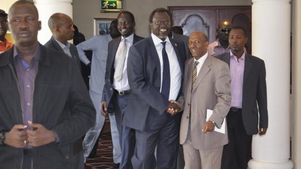 Rebellenführer Riek Machar (3. von rechts) freut sich über das Abkommen.