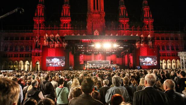 Düster-kraftvoller Auftakt: Zum „Dies Irae“ aus Verdis Requiem erstrahlte die Fassade des Wiener Rathauses in infernalischem Rot