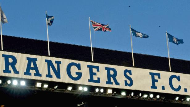 Das Schild „Rangers F.C.“ unterhalb von mehreren Flaggen, darunter die Union Jack.
