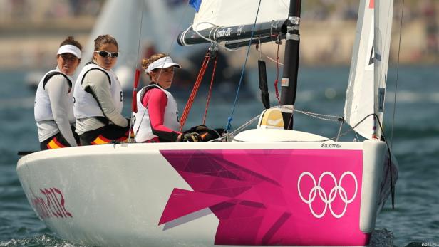 Drei Seglerinnen aus Spanien auf einem Segelboot bei den Olympischen Spielen 2012.