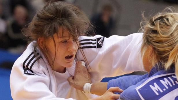 EPAepa03197798 Marijana Miskovic of Croatia (blue) in action against Kathrin Unterwurzacher of Austria (white) during their Womens 63 kg category elimination bout at the European Judo Championships at the Traktor Arena in Chelyabinsk, Russia, 27 April 201 Unterwurzacher gewann Grand Prix in Abu Dhabi
