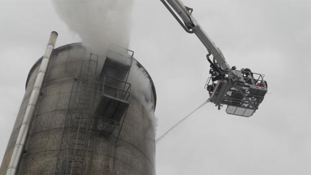 Langenlois: Löschtrupp mitten in Feuerball