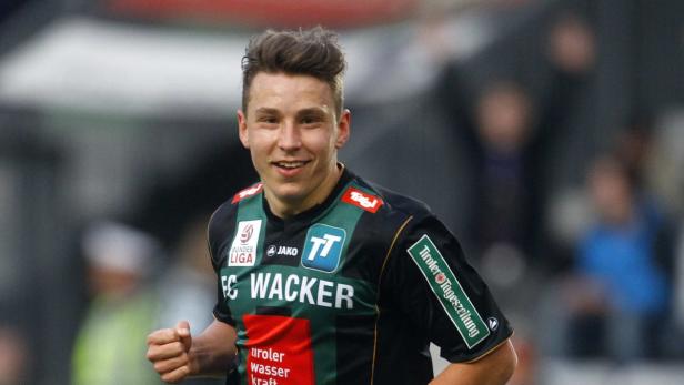 Ein lächelnder Fußballspieler des FC Wacker Innsbruck in seinem Trikot.