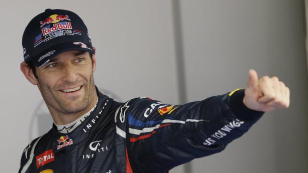 Mark Webber mit einer Red Bull Racing Kappe gibt einen Daumen hoch.