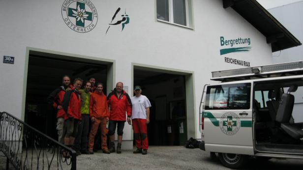 Bergrettung Eine Gruppe Bergretter steht vor der Bergrettung Reichenau/Rax.