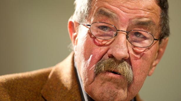 Nahaufnahme eines Mannes mit Brille und Schnurrbart.