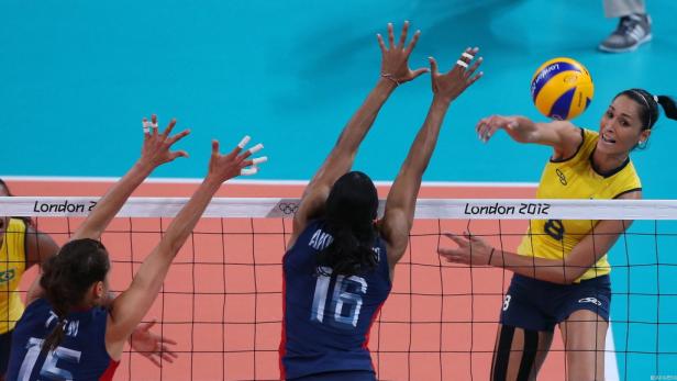 Ein Volleyballspiel mit Spielerinnen am Netz, bei dem eine brasilianische Spielerin den Ball schlägt.
