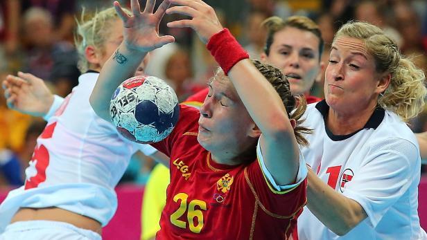 Zwei Handballspielerinnen kämpfen um den Ball.