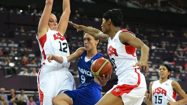 Basketballspielerinnen der USA und Frankreich kämpfen um den Ball.