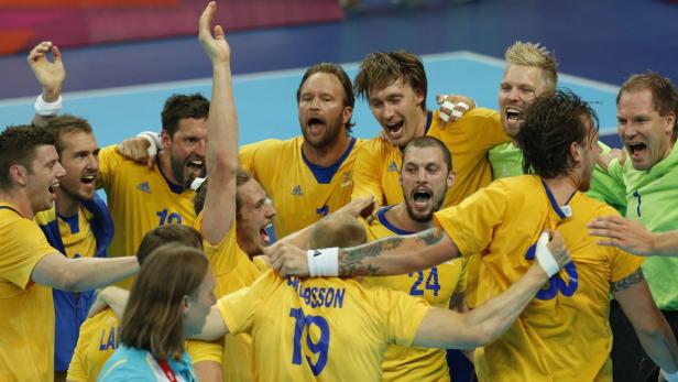 Eine schwedische Handballmannschaft jubelt über einen Sieg.