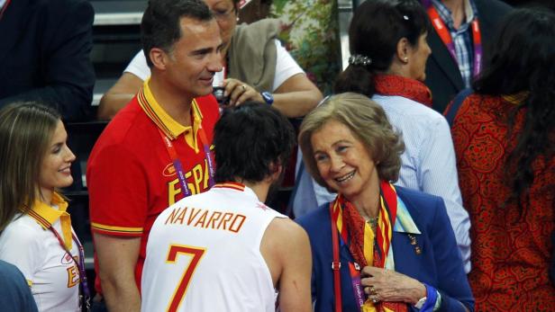 König Felipe, Königin Letizia und Königin Sofia bei einem Basketballspiel in London 2012.