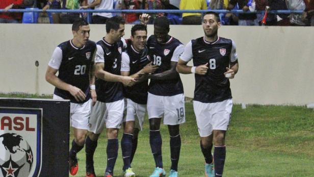 Eine Gruppe von Fußballspielern in Marineblau und Weiß feiert ein Tor.