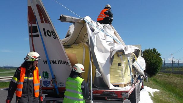 Der Lkw hat bei dem Auffahrunfall einen Teil seiner Ladung verloren.