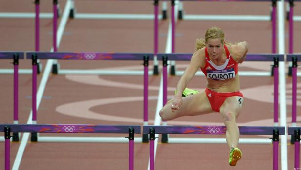Beate Schrott springt bei einem Hürdenlauf über eine Hürde.