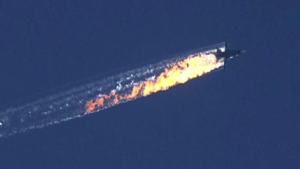 Eine Aufnahme zeigt das abstürzende Kampfflugzeug am 24. November 2015.