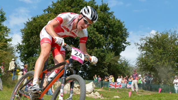 Ein österreichischer Radfahrer fährt ein Mountainbike-Rennen im Freien.