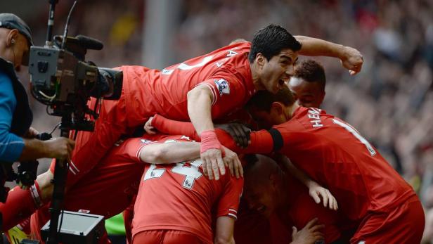 Liverpool's Courtinho celebrates scoring against M