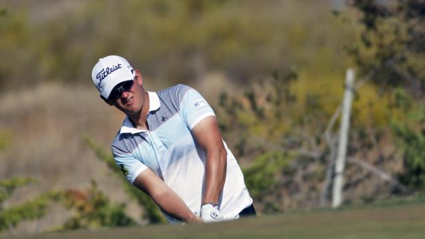 dapdAustrias Bernd Wiesberger chips the ball onto the 7th green during the third round of the Portugal Masters golf tournament at the Victoria golf course in Vilamoura, southern Portugal, Saturday, Oct. 13, 2012. (Foto:Francisco Seco/AP/dapd) Ein Golfspieler mit Sonnenbrille und Kappe beim Abschlag.