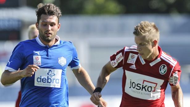 Zwei Fußballspieler während eines Spiels der österreichischen Bundesliga.
