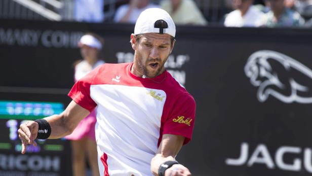 Ein Tennisspieler bei einem Aufschlag während eines Matches.