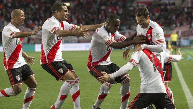 Die River-Plate-Spieler feiern ihren Torschützen Lucas Alario (re.).
