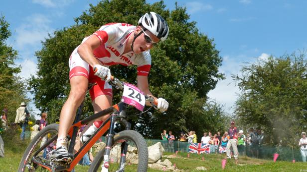 Ein österreichischer Radfahrer bei einem Mountainbike-Rennen der Olympischen Spiele.