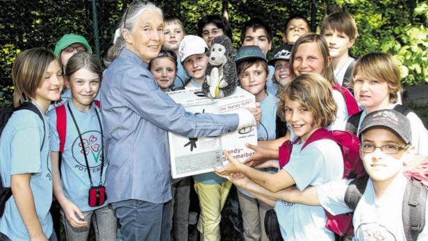Jane Goodall mit einer Klasse aus Pottendorf (NÖ), die besonders viele alte handys gesammelt hat