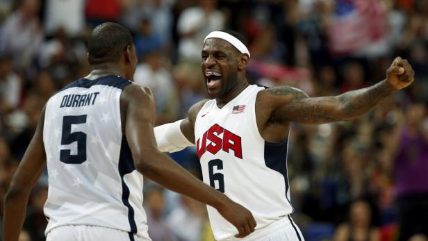 LeBron James jubelt mit Kevin Durant während eines Basketballspiels für das US-Team.