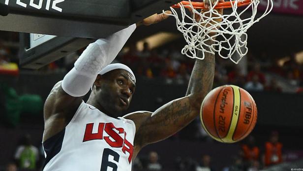 LeBron James dunkt bei den Olympischen Spielen 2012 in London.