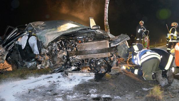 39-jähriger kam mit dem Auto von der Fahrbahn ab und krachte gegen einen Baum.