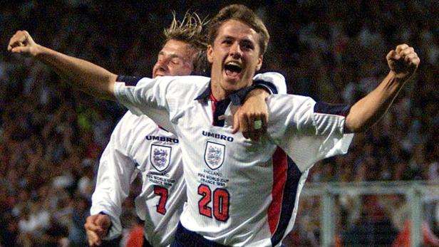 CUP37D:BEST OF FRANCE98:TOULOUSE,FRANCE,9JUL98 - England&#039;s Michael Owen (20) celebrates with teammate David Beckham after Owen scored an equalising goal against Romania during a group G World Cup match in Toulouse June 22. Owen, 18, became the youngest ever England player to score at the World Cup finals. Romania won the match 2-1. zdc/Photo by Grigory Dukor REUTERS