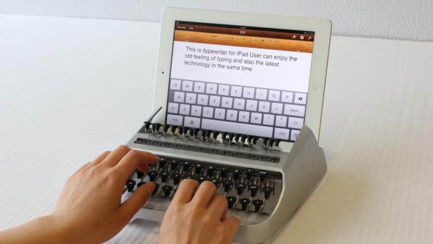 Eine Person tippt auf einer iPad-Tastatur im Stil einer Schreibmaschine.