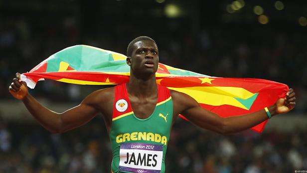 Kirani James, ein Athlet aus Grenada, hält die Flagge seines Landes bei den Olympischen Spielen 2012 in London.