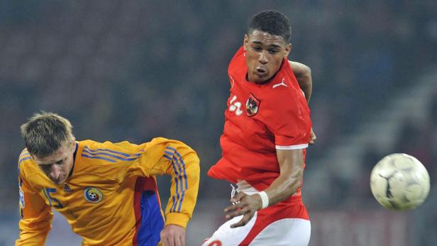 Zwei Fußballspieler kämpfen um den Ball.