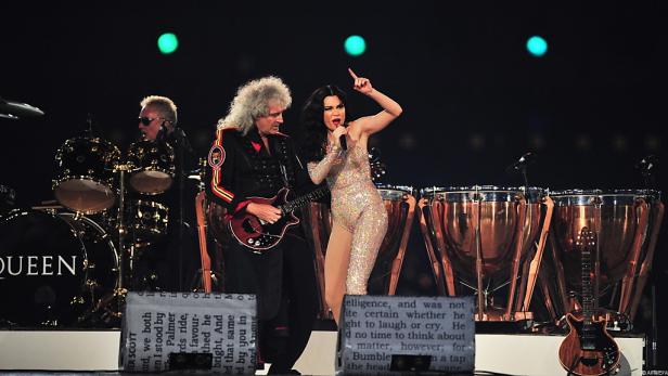 Brian May von Queen spielt Gitarre neben der Sängerin Jessie J auf der Bühne.