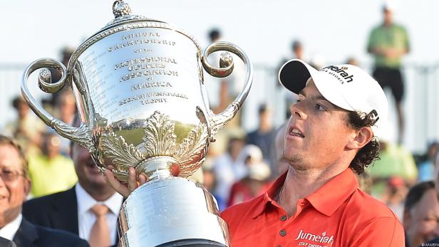 Rory McIlroy hält die Rodman Wanamaker Trophy in die Höhe.