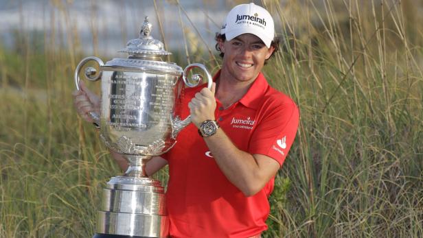 Rory McIlroy hält die Trophäe der PGA Championship in den Händen.