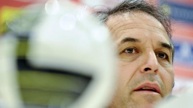 Nahaufnahme vom Gesicht eines Mannes mit kurzem, dunklem Haar.