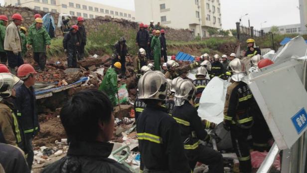 Heftige Unwetter haben in China mindestens 20 Menschen das Leben gekostet. In der Hafenstadt Qingdao im Osten des Landes ließ starker Regen am Sonntag eine Mauer auf eine provisorische Unterkunft stürzen, in der sich 40 Menschen aufhielten, wie staatliche Medien berichteten.